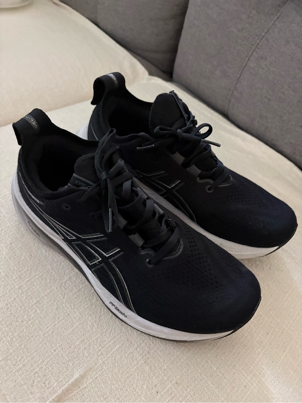 ASICS Men's Black Running Shoes with White Midsole Size 10 US
